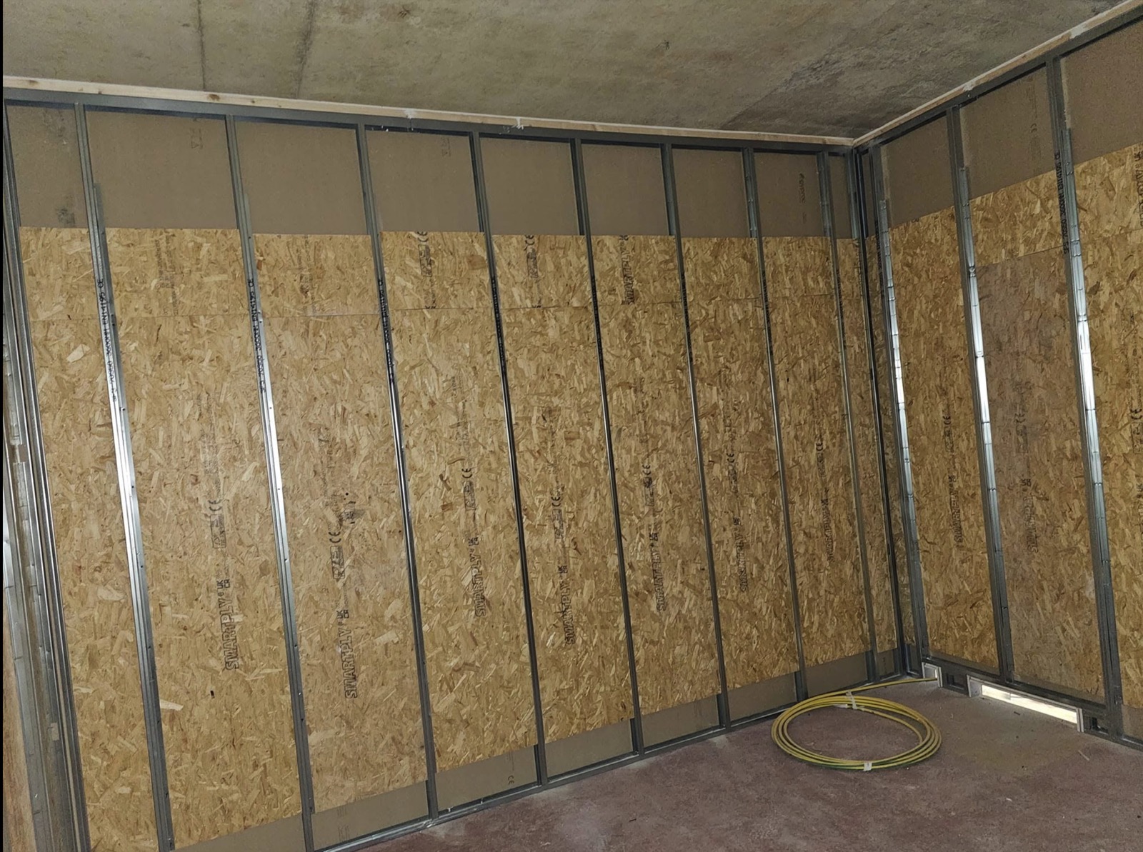 OSB pattressing fixed into metal stud partitions